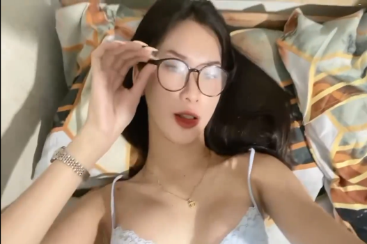 sex cowgirl Threesome không bao với người lạ